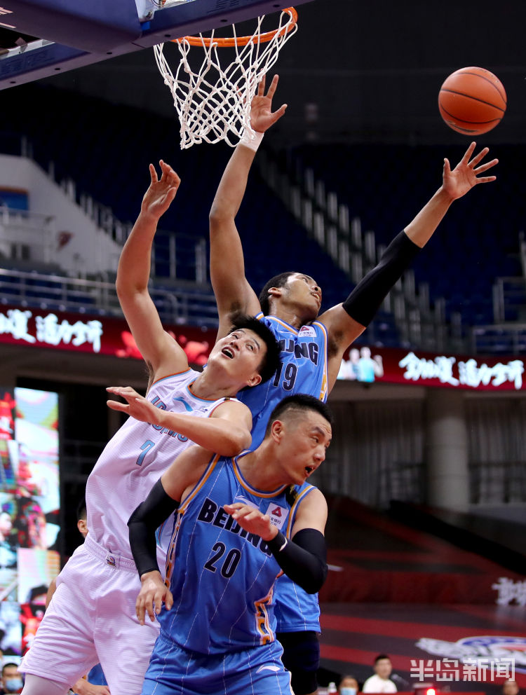 包含转会期CBA季后赛焦点战，纽卡斯尔官宣签约，赛场秩序良好，训练强度明显提升的词条