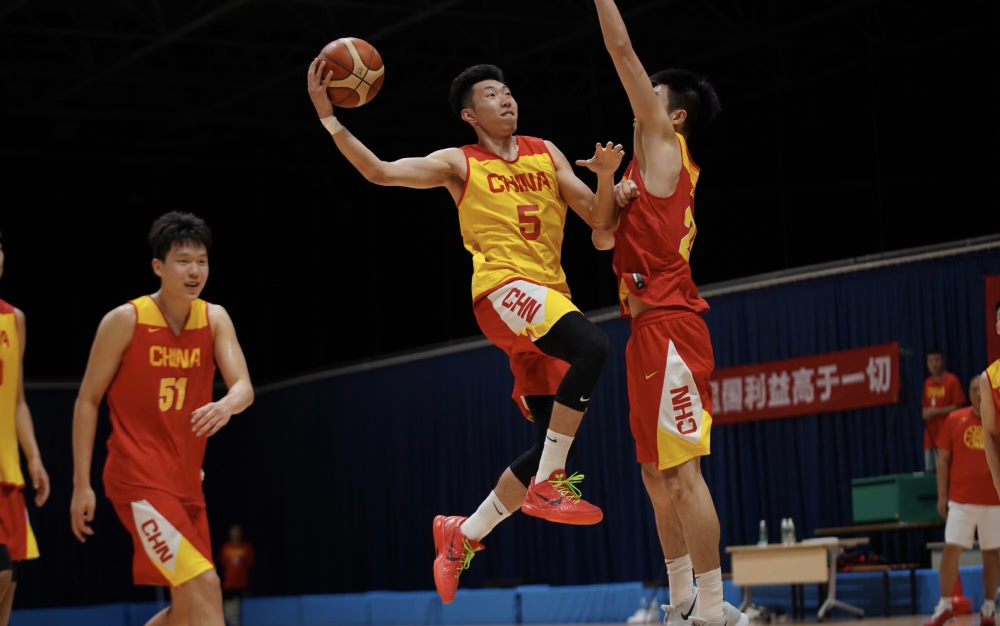 关于里程碑夜！里尔防线松动；CBA季后赛今夜刷纪录；气氛紧张；身体对抗强度拉满的信息