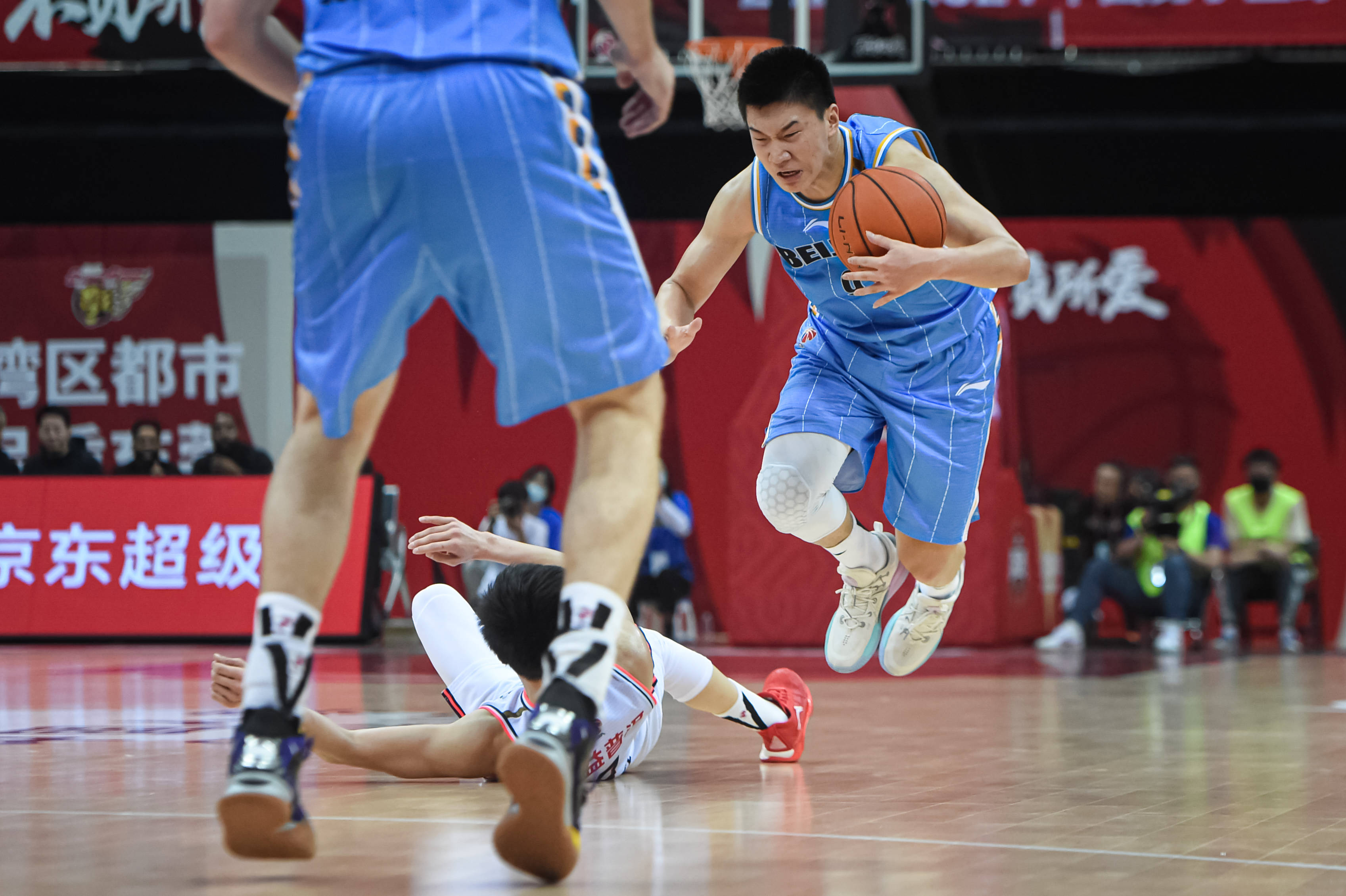 冲刺阶段葡萄牙体育备战CBA季后赛，调整名单细节曝光，压力陡增，医务组通报恢复的简单介绍